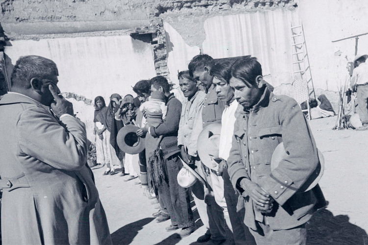 hombres alineados en una fila. fotografía.