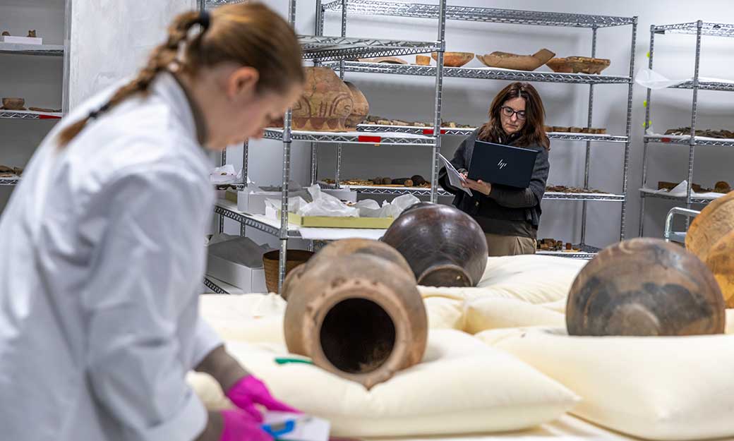 Personal jobbar med föremål ur museets samlingar